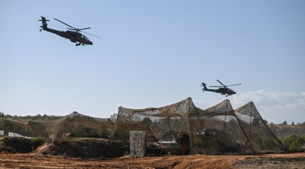 Türkiye'ye sadece 8 km mesafede tanklar harekete geçti! Uçaklar vurmaya başladı, helikopterler havalandı