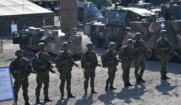 Foto - Türkiye'ye sadece 8 km mesafede tanklar harekete geçti! Uçaklar vurmaya başladı, helikopterler havalandı