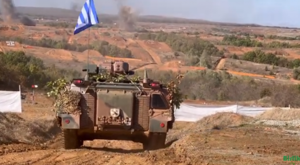 Foto - Türkiye'ye sadece 8 km mesafede tanklar harekete geçti! Uçaklar vurmaya başladı, helikopterler havalandı