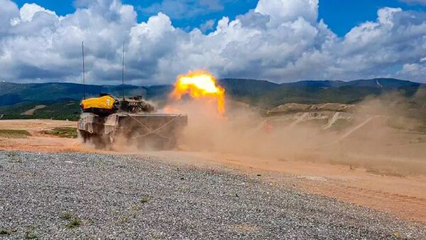 Foto - Türkiye'ye sadece 8 km mesafede tanklar harekete geçti! Uçaklar vurmaya başladı, helikopterler havalandı