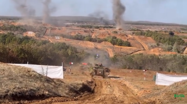 Foto - Türkiye'ye sadece 8 km mesafede tanklar harekete geçti! Uçaklar vurmaya başladı, helikopterler havalandı
