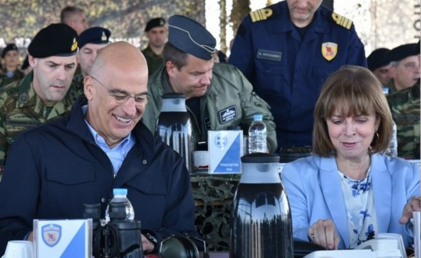 Foto - Türkiye'ye sadece 8 km mesafede tanklar harekete geçti! Uçaklar vurmaya başladı, helikopterler havalandı