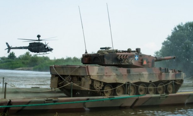 Foto - Türkiye'ye sadece 8 km mesafede tanklar harekete geçti! Uçaklar vurmaya başladı, helikopterler havalandı