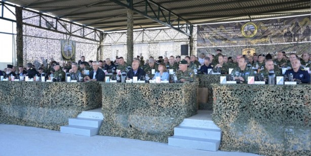 Foto - Türkiye'ye sadece 8 km mesafede tanklar harekete geçti! Uçaklar vurmaya başladı, helikopterler havalandı