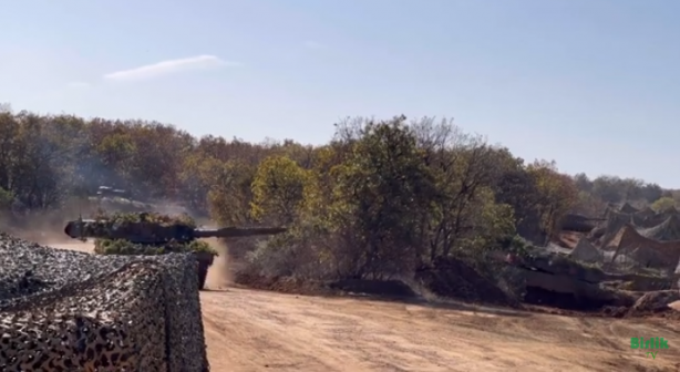 Foto - Türkiye'ye sadece 8 km mesafede tanklar harekete geçti! Uçaklar vurmaya başladı, helikopterler havalandı