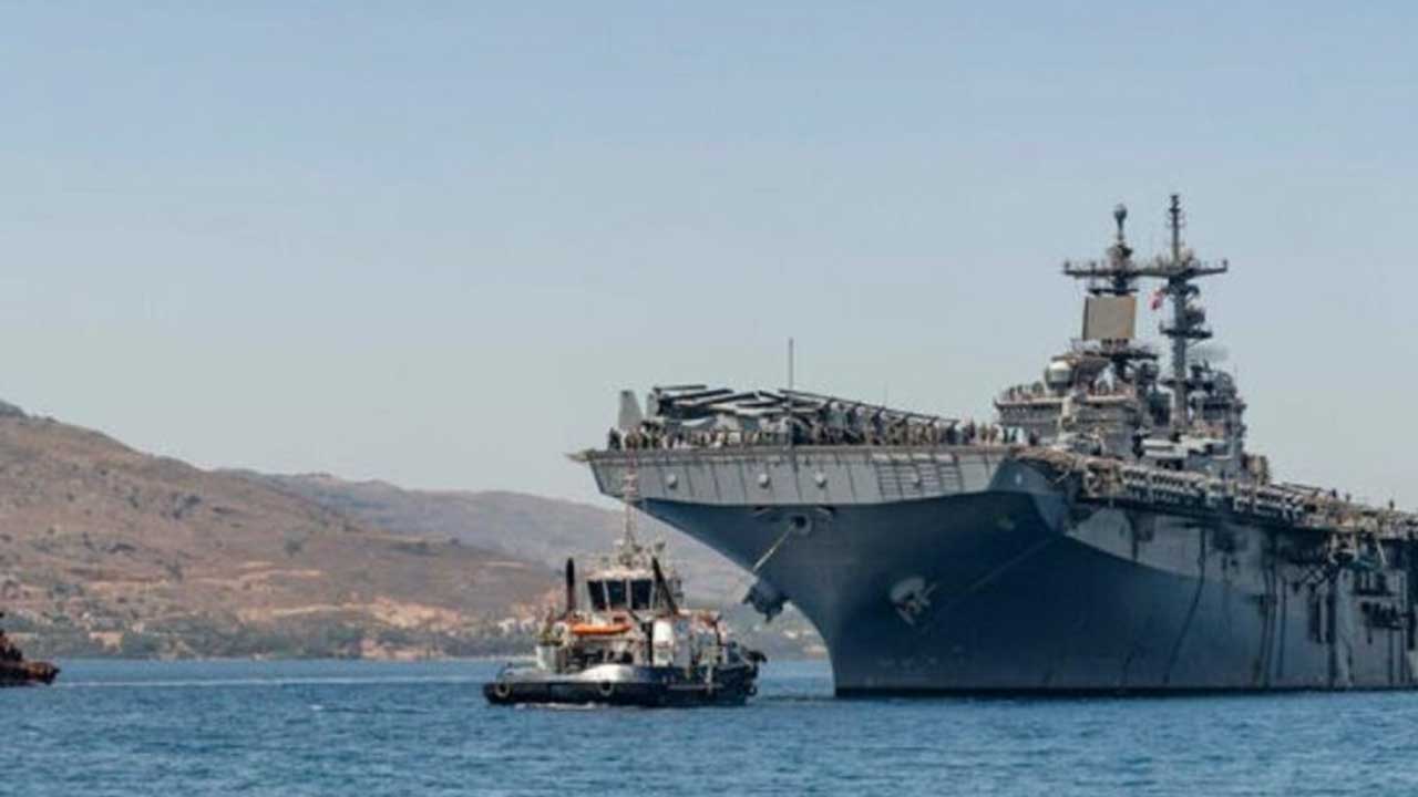 Foto - Türkiye'ye savaş açan ülkede hareketli saatler! Gemiler peş peşe yanaştı, uçakların biri inip biri kalkıyor