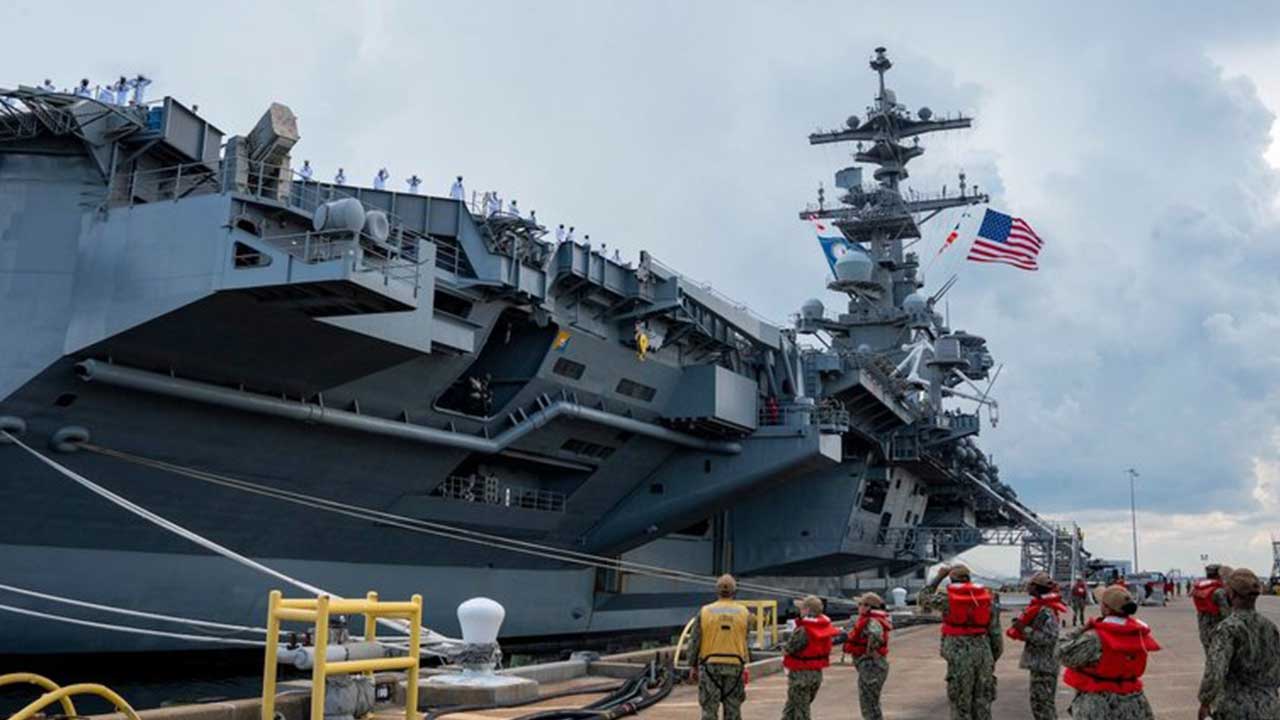 Foto - Türkiye'ye savaş açan ülkede hareketli saatler! Gemiler peş peşe yanaştı, uçakların biri inip biri kalkıyor