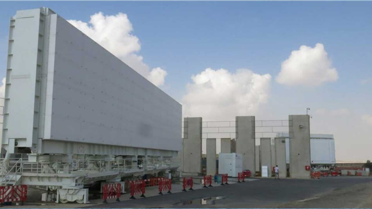 Foto - Türkiye'ye savaş açan ülkede hareketli saatler! Gemiler peş peşe yanaştı, uçakların biri inip biri kalkıyor