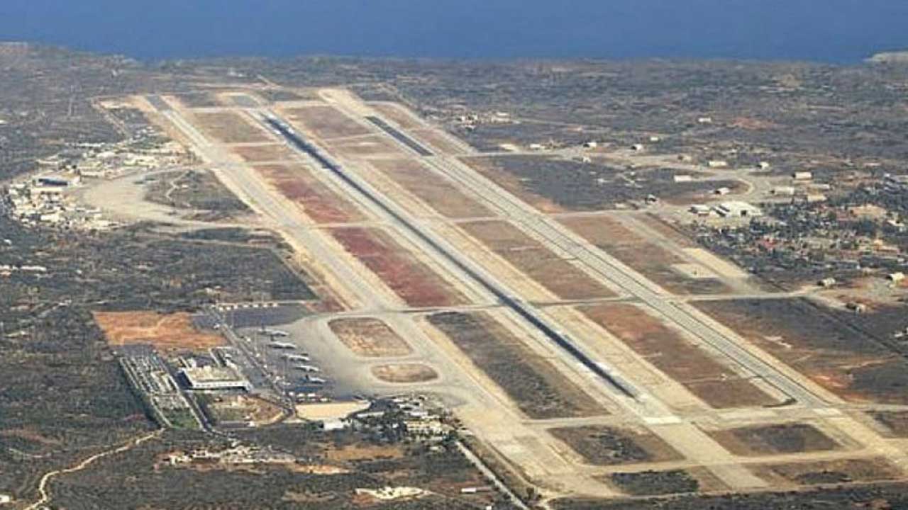 Foto - Türkiye'ye savaş açan ülkede hareketli saatler! Gemiler peş peşe yanaştı, uçakların biri inip biri kalkıyor