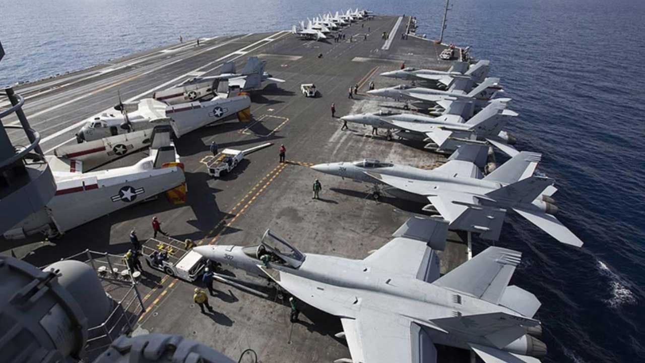 Foto - Türkiye'ye savaş açan ülkede hareketli saatler! Gemiler peş peşe yanaştı, uçakların biri inip biri kalkıyor