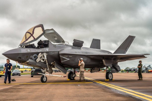 Foto - Türkiye'ye verilmeyen F-35'ler Yunanistan'da depreme neden oldu! F-35'lerin o defosu Atina'yı şok etti