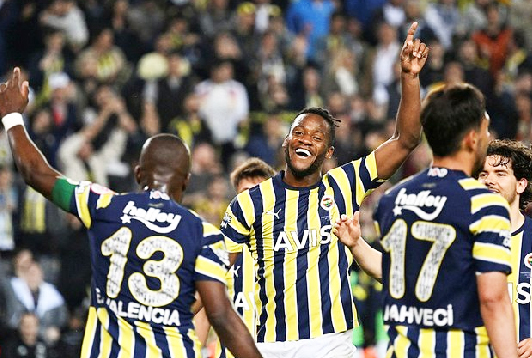 Foto - Türkiye'yi ayağa kaldıracak hamle! Bunu ilk kez yaptılar... Sivas maçında tribündeydiler!