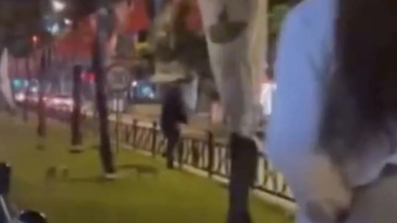 Foto - Türkiye’yi ayağa kaldırmıştı! Türk bayrağını yakmaya çalışan şüphelinin üstünden çıkan kimlik herkesi ters köşe yaptı