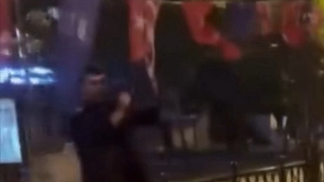 Foto - Türkiye’yi ayağa kaldırmıştı! Türk bayrağını yakmaya çalışan şüphelinin üstünden çıkan kimlik herkesi ters köşe yaptı