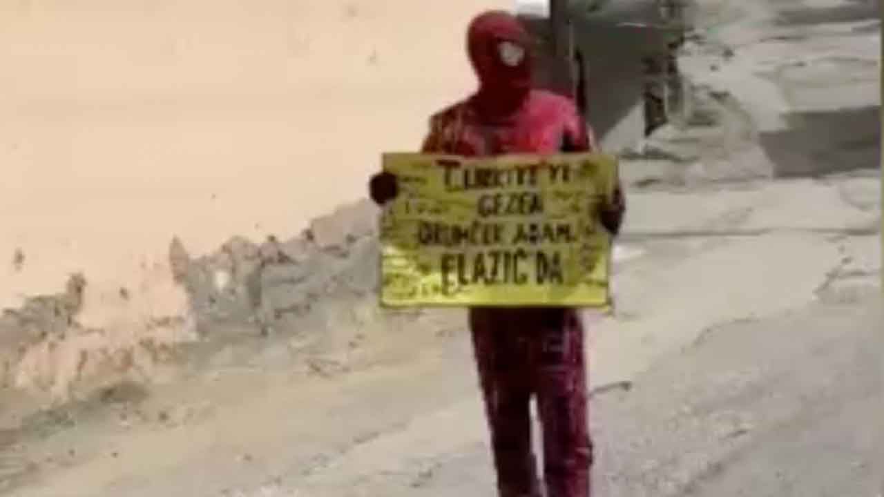 Türkiye’yi gezerken yolu oto yıkamacıya düştü! Örümcek Adam’ı hortumla yıkadılar