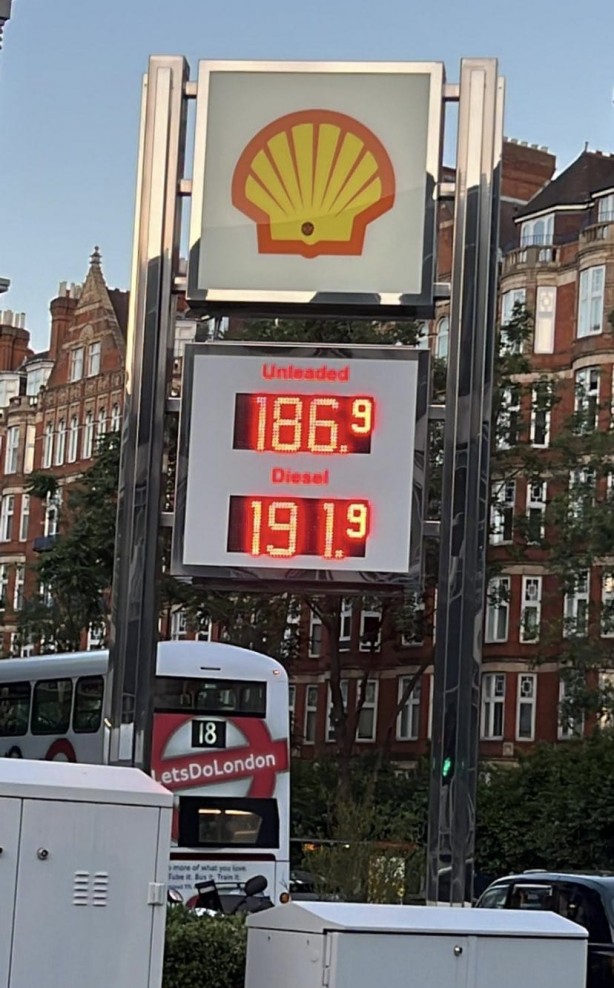 Foto - Türkiye'yi karalayanlar bunları görmüyor mu? Londra'da dilim karpuz dönemi
