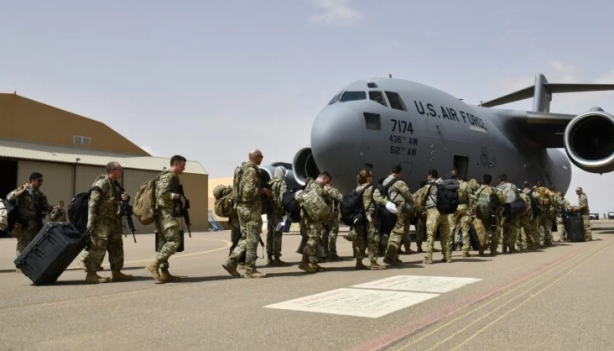 Foto - Türkiye'yi ülkelerine davet eden ülke ABD'yi kovdu! Askeri üsleri kapatıp ülkeden çıktılar