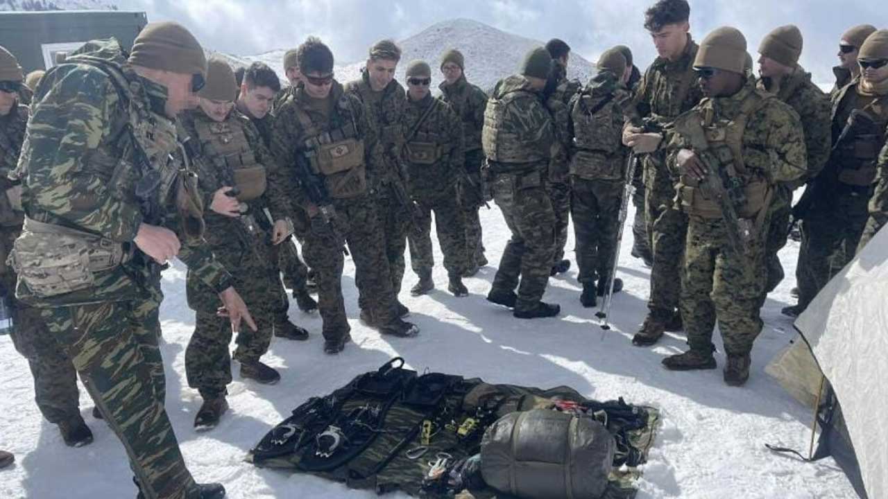 Foto - Avrupa ülkesi her tuşa basıyor! Türkiye'yi vurmak için kadınları askere alıyorlar