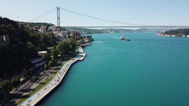 Turkuaz'a bürünen İstanbul Boğazı görenleri mest etti
