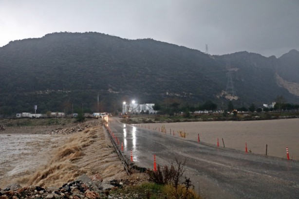 Foto - Turuncu kod uyarısı verilen Antalya'da sağanak ve fırtına hayatı felç etti