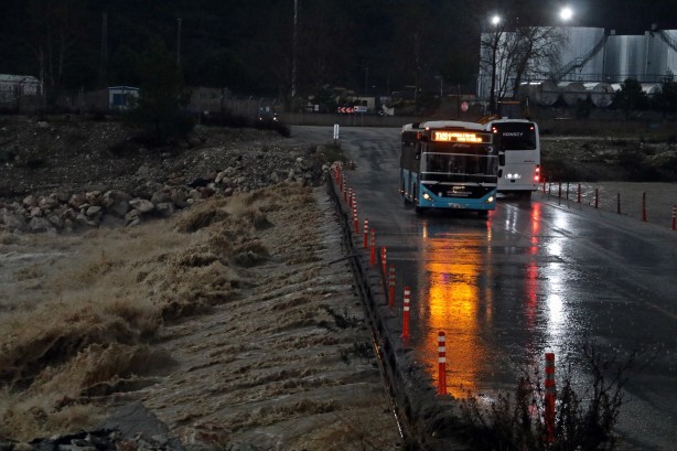 Foto - Turuncu kod uyarısı verilen Antalya'da sağanak ve fırtına hayatı felç etti