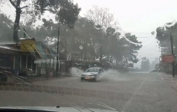 Foto - Turuncu kod uyarısı verilen Antalya'da sağanak ve fırtına hayatı felç etti