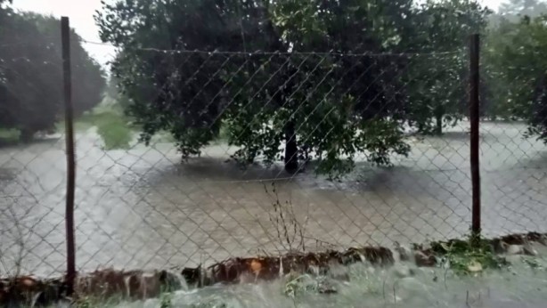 Foto - Turuncu kod uyarısı verilen Antalya'da sağanak ve fırtına hayatı felç etti