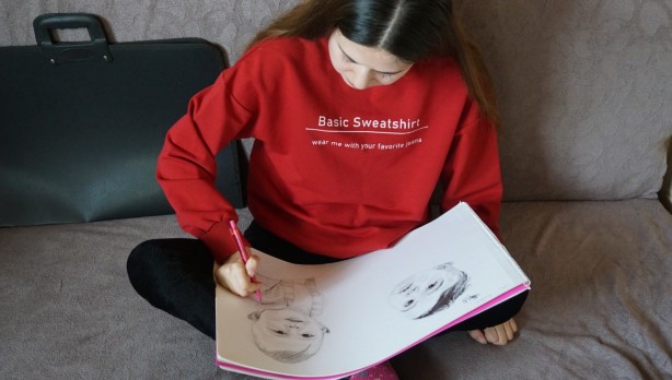 Tutkusu engelinin önüne geçti! Ellerini kullanmakta zorlanan Saliha resim ile hayata tutundu