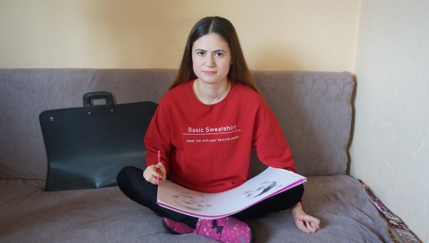 Foto - Tutkusu engelinin önüne geçti! Ellerini kullanmakta zorlanan Saliha resim ile hayata tutundu