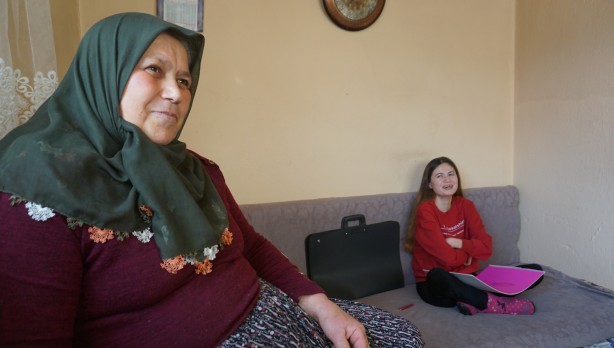 Foto - Tutkusu engelinin önüne geçti! Ellerini kullanmakta zorlanan Saliha resim ile hayata tutundu