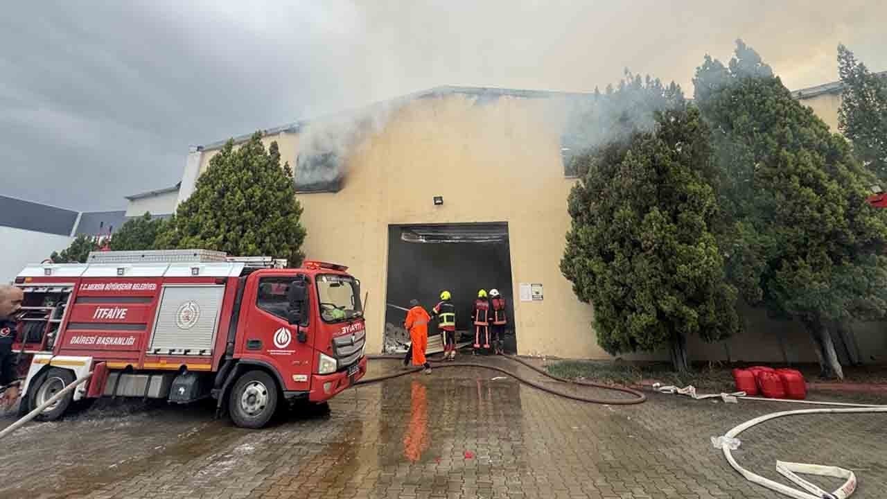 Foto - Tütün tesisinde yangın paniği! Alevler deponun dışına taştı!