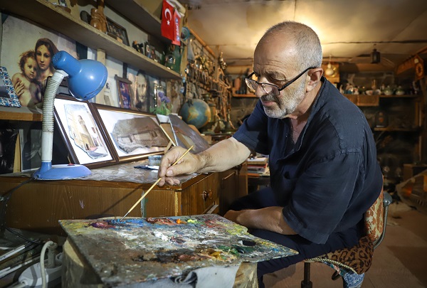 Foto - Tuval yerine bakın ne kullanıyor!