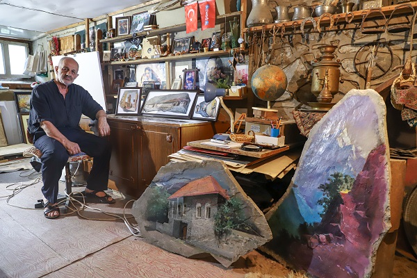 Foto - Tuval yerine bakın ne kullanıyor!