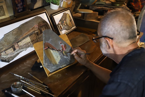 Foto - Tuval yerine bakın ne kullanıyor!