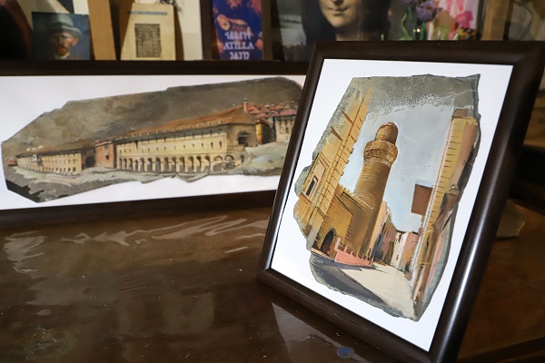 Foto - Tuval yerine bakın ne kullanıyor!