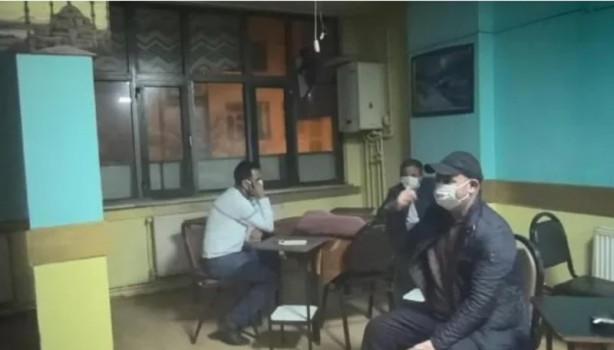 Tuvalet kağıdını maske yaptı! Polis baskınında ilginç anlar