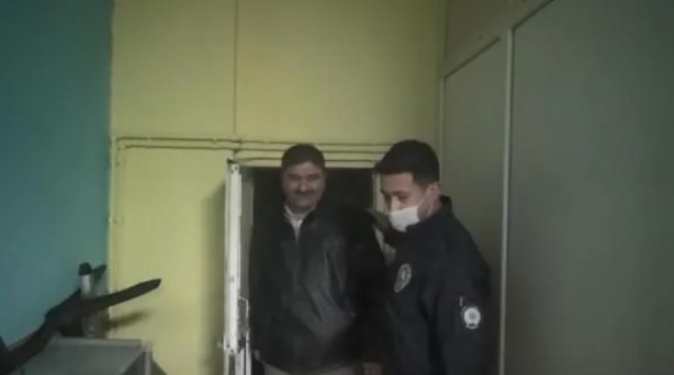 Foto - Tuvalet kağıdını maske yaptı! Polis baskınında ilginç anlar