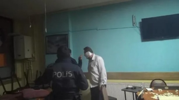 Foto - Tuvalet kağıdını maske yaptı! Polis baskınında ilginç anlar