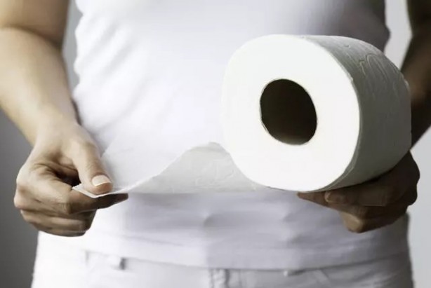 Foto - Tuvalet kağıtlarını banyoda saklayanlar yandı