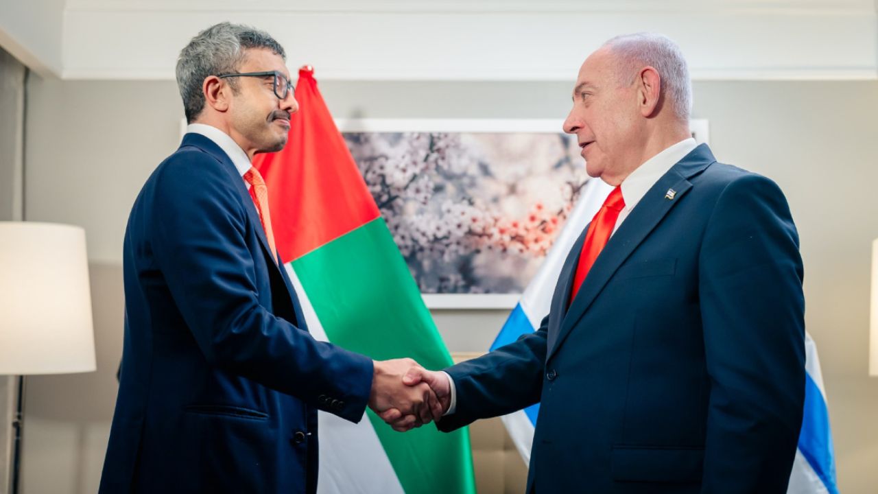 Foto - Tüyler ürperten görüntü… Arap Bakan Netanyahu’nun kanlı elini sıktı!