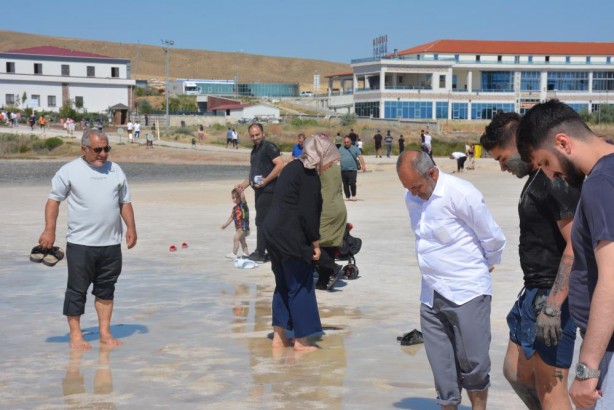 Foto - Tuz Gölü pembelere büründü