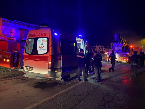 Foto - Tuzla’da plastik imalathanesinde korkutan yangın: 3 yaralı