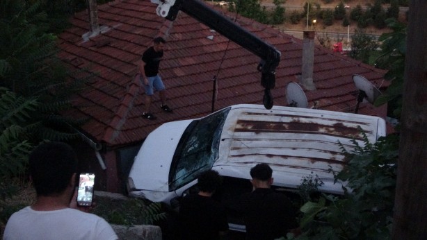 Foto - Yokuşta kayan araç gecekondunun üzerine düştü