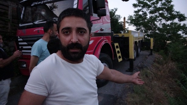 Foto - Yokuşta kayan araç gecekondunun üzerine düştü