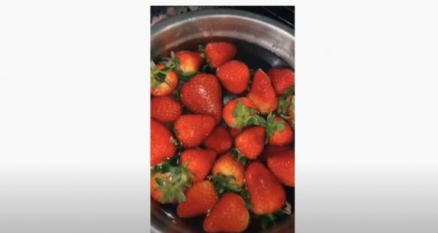 Foto - Tuzlu suya çilek koyma deneyi! Görüntüler şoke etti