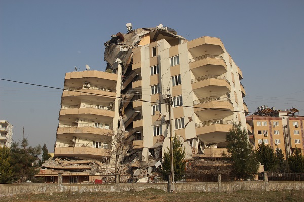 Foto - Üç blokta ölen olmadı | Bu binalar devrilmekten böyle kurtuldu!