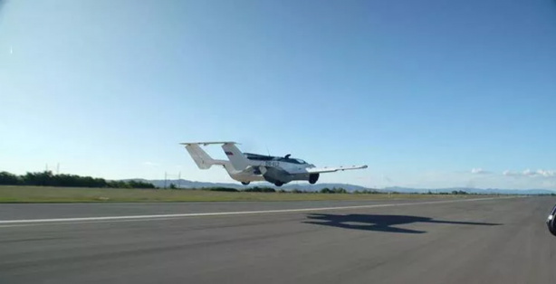 Foto - Üç dakikada uçağa dönüşen araba