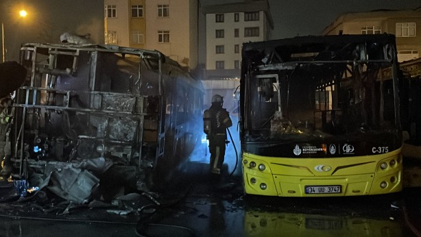 Foto - Üç İETT otobüsü cayır cayır yandı
