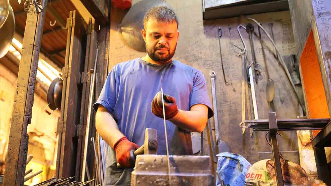 Üç kuşaktır kebap şişlerine el emeğiyle şekil veriyorlar
