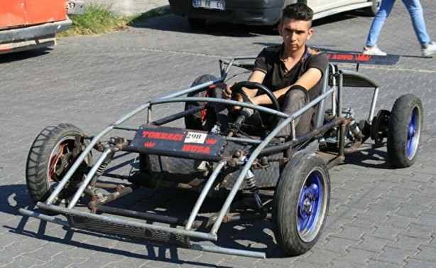 Foto - Üç yılda 5 bin TL lira biriktirdi! Hayalinin peşinden koşarak kendi arabasını yaptı